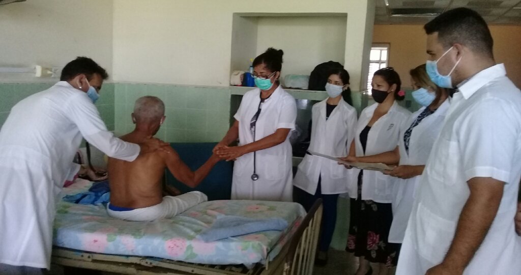 Un equipo multidisciplinario brinda sus atenciones en la sala dr geriatría del hospital Celia Sánchez Manduley //Foto Eliexer Pelaez Pacheco