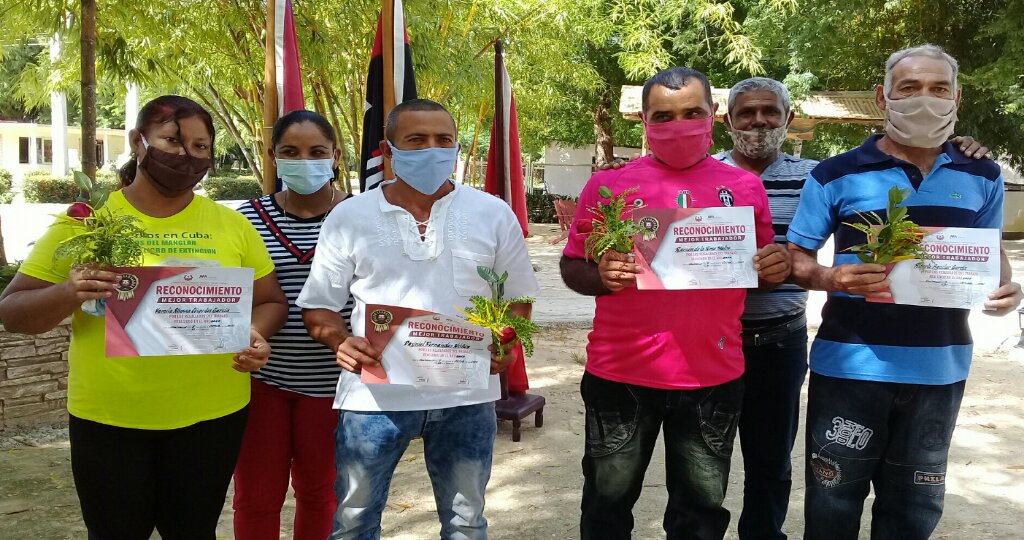Con el estímulo a los obreros más destacados del Zoocriadero de cocodrilos se celebró en Manzanillo el Día del Trabajador Agropecuario, Forestal y Tabacalero //Foto Eliexer Pelaez Pacheco