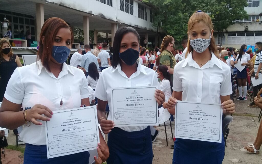 La escuela pedagógica Celia Sánchez Manduley de Manzanillo entregó en su primera graduación los títulos a 316 egresados //Foto Eliexer Pelaez Pacheco