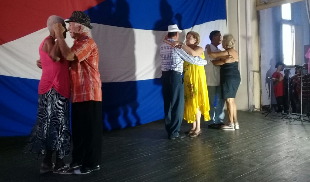 El danzón, baile nacional de Cuba estuvo presente en la gala por el Día de la cultura cubana en Manzanillo //Foto Eliexer Pelaez Pacheco
