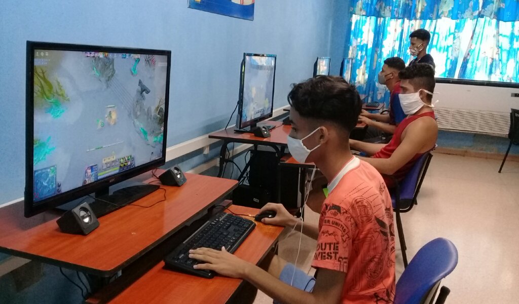 Dentro de las  opciones de recreación para los adolescentes manzanilleros se encuentra el Palacio de las Tecnologías y toda la red de los Joven Club de Computación y Electrónica del municipio //Foto Eliexer Pelaez Pacheco