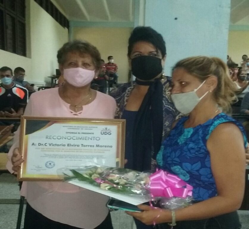 La Dra. C. Victoria Elvira Torres Moreno, recibió la Distinción Especial del Ministro de la Educación Superior en Cuba //Foto cortesía de Alina González Menéndez 