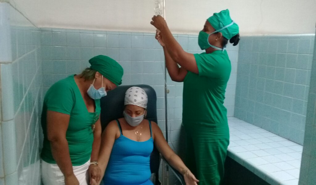 En la sala de quimioterapia del hospital Celia Sánchez Manduley se aplican los ensayos clínicos //Foto Eliexer Pelaez Pacheco