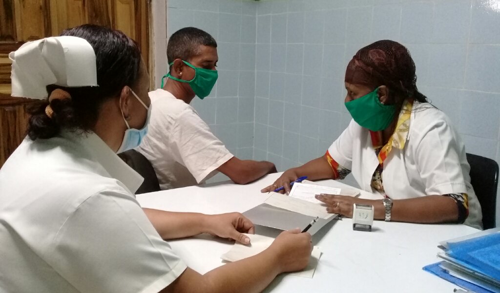 En la consulta se le brinda ayuda a quien lo solicite //Foto Eliexer Pelaez Pacheco