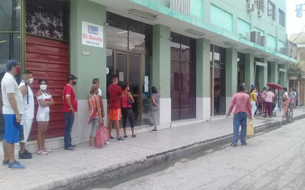 Hoy existe una mejor organización en las ventas de las tiendas de TRD y CIMEX en Manzanillo  //Foto Eliexer Pelaez Pacheco