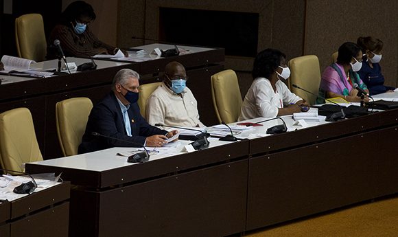 En presencia del presidente cubano, Miguel Díaz-Canel Bermúdez; el vicepresidente, Salvador Valdés Mesa, y el titular del Parlamento, Esteban Lazo Hernández, los legisladores conocieron detalles sobre cómo el país ha enfrentado la actual pandemia // Foto Irene Pérez/ Cubadebate