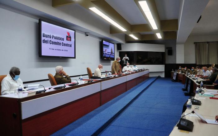  Los integrantes del Buró Político también debatieron asuntos asociados al funcionamiento de la Organización partidista // Foto Estudios Revolución 