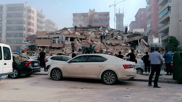 Edificio derrumbado en Izmir, Turquía tras el terremoto que sacudió a Turquía y Grecia este viernes // Foto AP