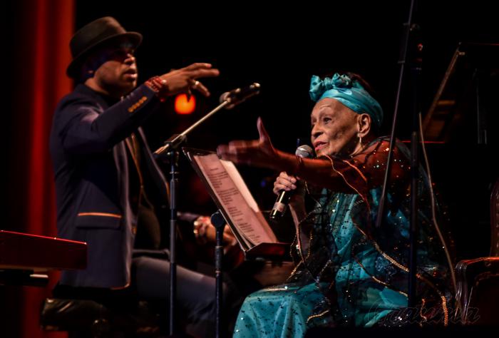 Omara Portuondo, en concierto por sus 90 años, acompañada por Roberto Fonseca al piano // Foto Ariel Cecilio Lemus