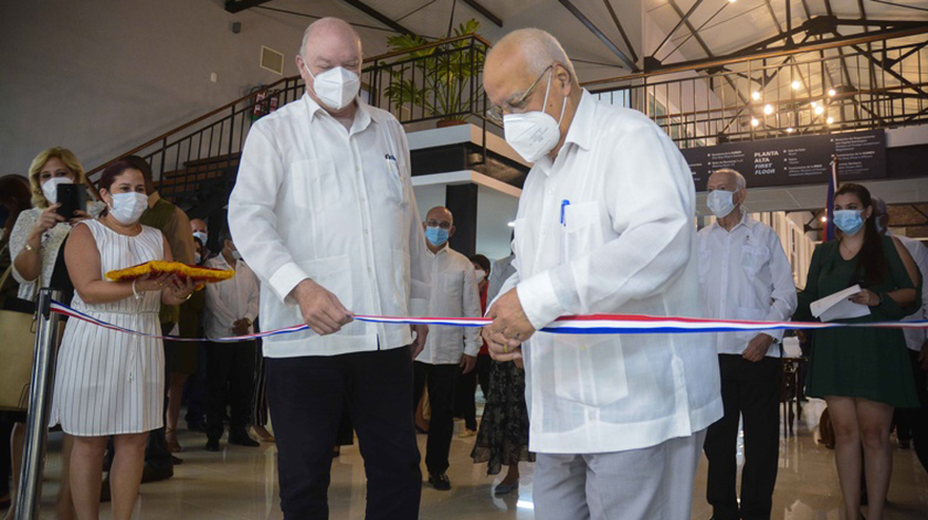 Rodrigo Malmierca Díaz (I), Ministro de Comercio Exterior e Inversión Extranjera y Ricardo Cabrisas (D), Viceprimer Ministro de la República, realizan el corte de cinta inaugural de la Ventanilla Única de Inversión Extranjera (VUINEX), imprescindible para captar más negocios y crecer en el plano inversionista, en La Habana, Cuba, el 3 de noviembre de 2020. // Foto Ariel Ley Royero/ ACN