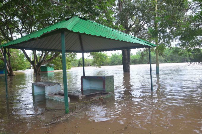 El río Bayamo sobrepasa sus márgenes en la ciudad de igual nombre, debido al aliviadero de la presa Corojo, producto a las precipitaciones de la Tormenta Tropical Eta, provincia de Granma, Cuba, 8 de noviembre de 2020. // Foto Armando Contreras/ ACN