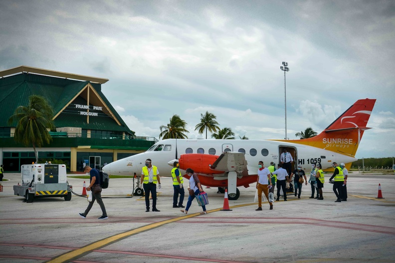 El Aeropuerto Internacional Frank País, reanuda sus operaciones aéreas comerciales, tras el arribo del vuelo S6309 de la aerolínea Sunrise Airways, procedente de Puerto Príncipe, en la ciudad de Holguín, Cuba, el 2 de noviembre de 2020. ACN FOTO/ Juan Pablo CARRERAS VIDAL/ rrcc