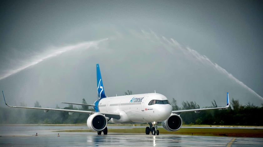 La aerolínea canadiense Air Transat, reanuda sus operaciones comerciales por el Aeropuerto Internacional Frank País de la ciudad de Holguín, el 3 de noviembre de 2020, interrumpidas a partir de la propagación de la COVID-19 en Cuba. // Foto Juan Pablo Carreras Vidal/ ACN