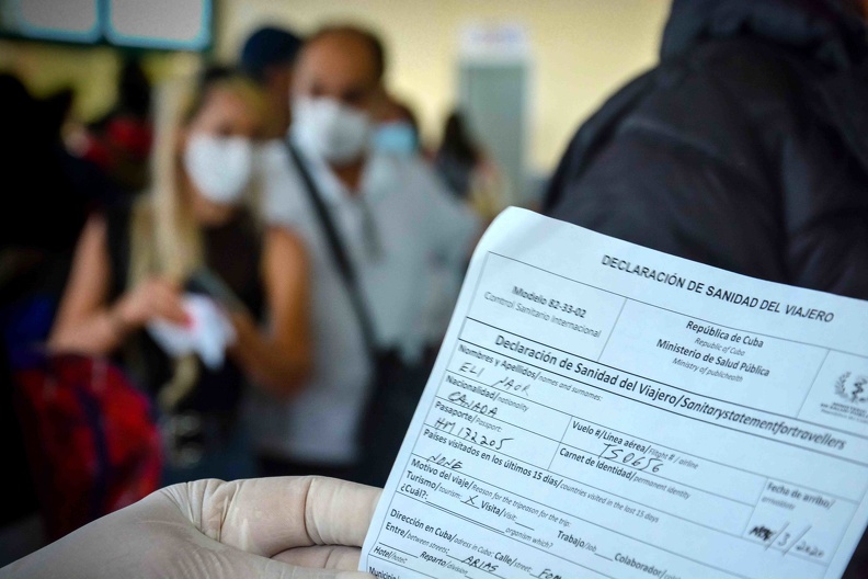Llenado obligatorio de la Declaración de Sanidad del Viajero por todos los pasajeros que arriban al Aeropuerto Internacional Frank País, durante la operación de vuelos procedentes de Canadá, bajo estrictos protocolos de bioseguridad exigidos por expertos de los ministerios de Salud Pública y Turismo, así como del Instituto de la Aeronáutica Civil de Cuba y de la Corporación de la Aviación Cubana, ambos del ministerio de Transporte, en Holguín, el 13 de noviembre de 2020. ACN FOTO/ Juan Pablo CARRERAS VIDAL/ rrcc
