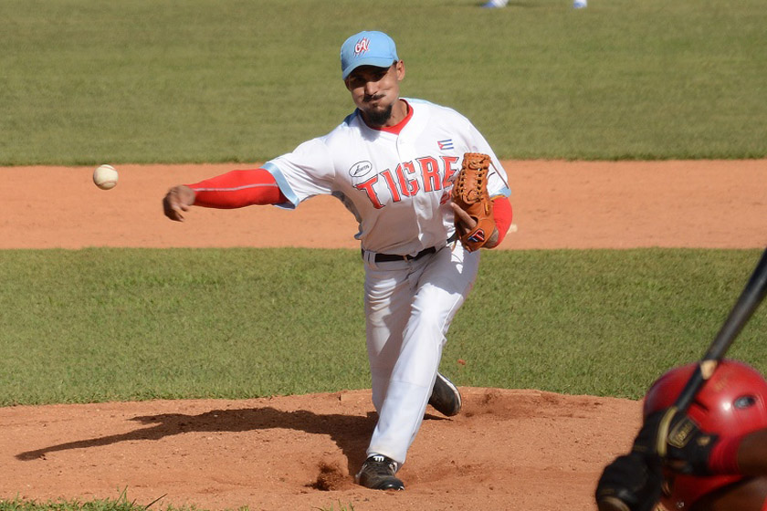 El lanzador avileño Luis Alberto Marrero lanza juego de cero hit cero carrera en supernocao frente a los Cazadores de Artemisa en el último partido de la serie entre ambos, como parte de la 60 Serie Nacional de Béisbol, en el estadio José Ramón Cepero, en Ciego de Ávila, Cuba, el 26 de noviembre de 2020. ACN FOTO/Osvaldo GUTIÉRREZ GÓMEZ/sdl
