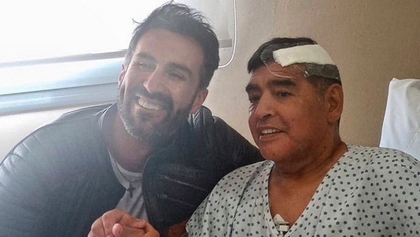 Diego Maradona recibió el alta de su médico personal Leopoldo Luque // Foto Twitter