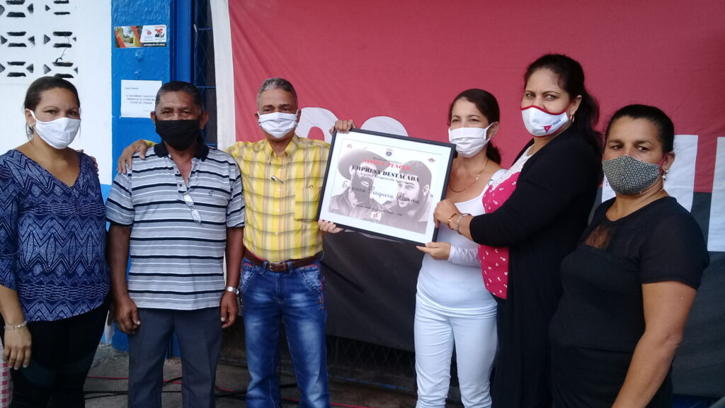 El colectivo de Pescagran recibió el reconocimiento del Sindicato Nacional de los Trabajadores de la Alimentaria y la Pesca en Cuba // Foto Eliexer Pelaez Pacheco