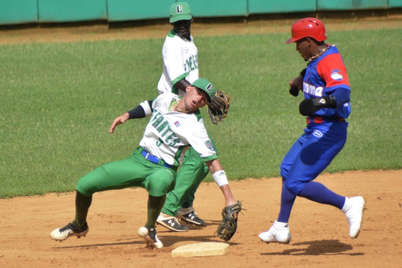 Juego de béisbol entre Elefantes de Cienfuegos y Alazanes de Granma, con victoria para los segundos 18 carreras a 7, partido correspondiente a la 60 Serie Nacional de Béisbol, en el estadio 5 de Septiembre, de la ciudad de Cienfuegos, Cuba, el 27 de octubre de 2020.   ACN  FOTO/Modesto GUTIÉRREZ CABO/sdl