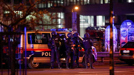 Agentes de Policía montan guardia tras el ataque en Viena (Austria), 3 de noviembre de 2020.//  Foto Leonhard Foeger / Reuters