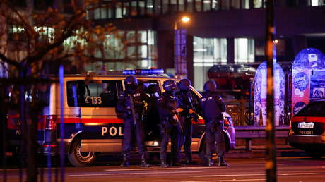 Agentes de Policía montan guardia tras el ataque en Viena (Austria), 3 de noviembre de 2020.// Foto Leonhard Foeger / Reuters