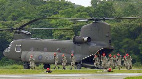 Soldados taiwaneses salen de un helicóptero CH-47SD, de fabricación estadounidense, durante unos ejercicios en Taoyuan, Taiwán, China, el 9 de octubre de 2018 // Foto Sam Yeh / AFP