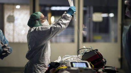 Un médico del hospital Hautepierre atiende a un paciente con el covid-19, Estrasburgo, Francia, el 12 de noviembre de 2020 // Foto 
Jean-Francois Badias / AP