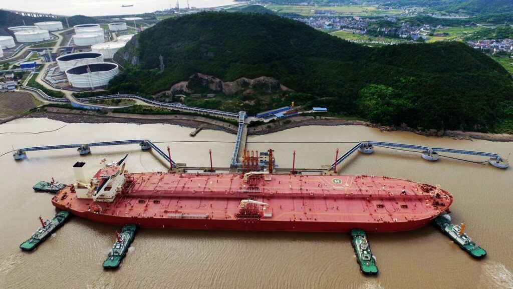 Un buque petrolero en el puerto de Ningbo-Zhoushan, China, 16 de mayo de 2017. // Foto Stringer / Reuters