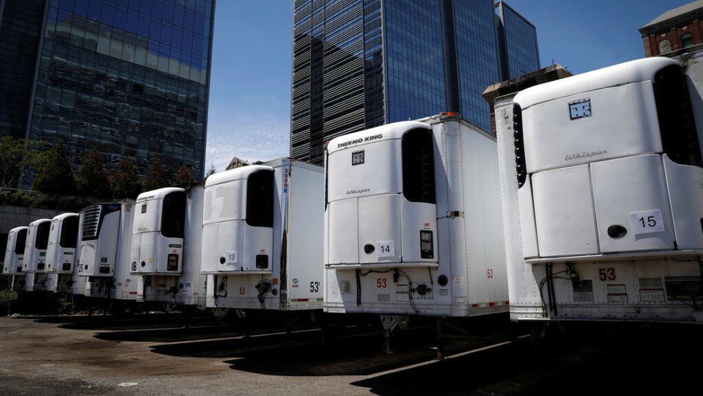 Morgue temporal montada con camiones refrigerados en Nueva York, EE.UU. 27 de mayo de 2020.Mike Segar / Reuters