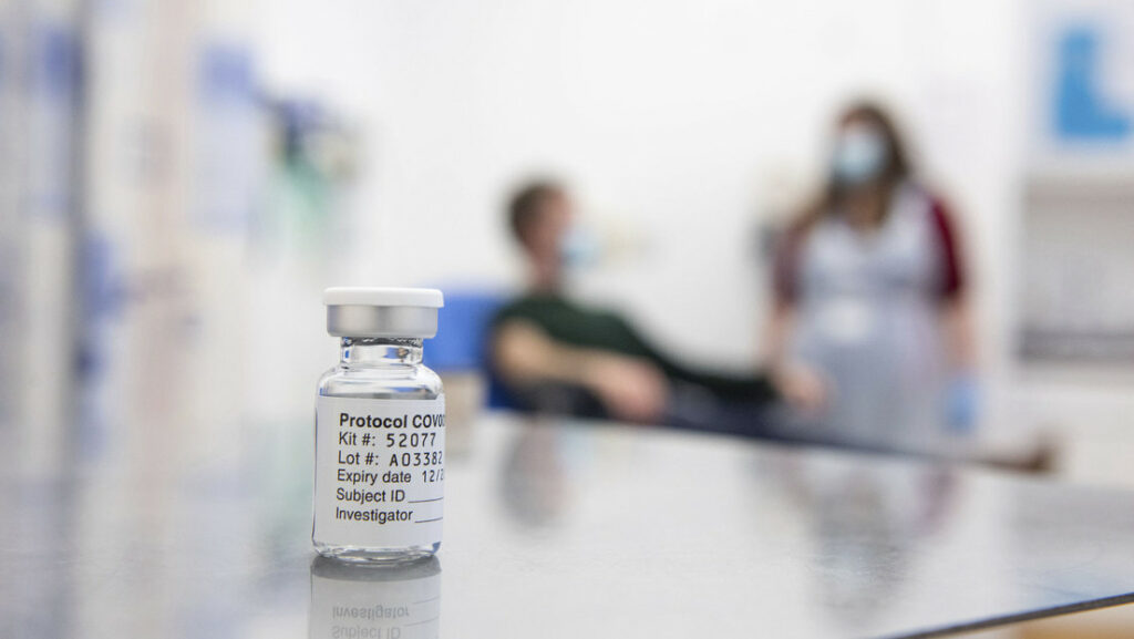 Un vial de la vacuna contra el coronavirus desarrollada por AstraZeneca y la Universidad de Oxford.University of Oxford/John Cairns / AP