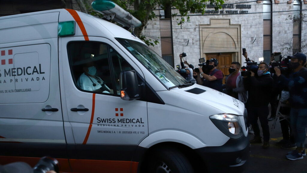La ambulancia que transportaba al futbolista Diego Maradona al llegar a la clínica donde fue operado de un hematoma subdural en Argentina, el 3 de noviembre de 2020.Matias Baglietto / Reuters