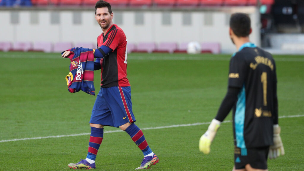 Messi celebra su cuarto gol vistiendo una camiseta de Newell’s Old Boys en homenaje a Diego Maradona, 29 de noviembre de 2020Albert Gea / Reuters