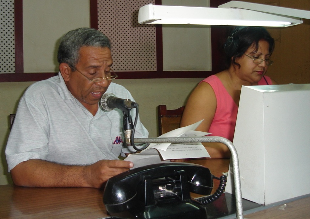 El experimentado locutor Tomás Ernesto Martínez Robles tiene 67 años y dedicó 47 a la radiodifusión manzanillera y sigue enamorado de ella  //Foto de archivo 