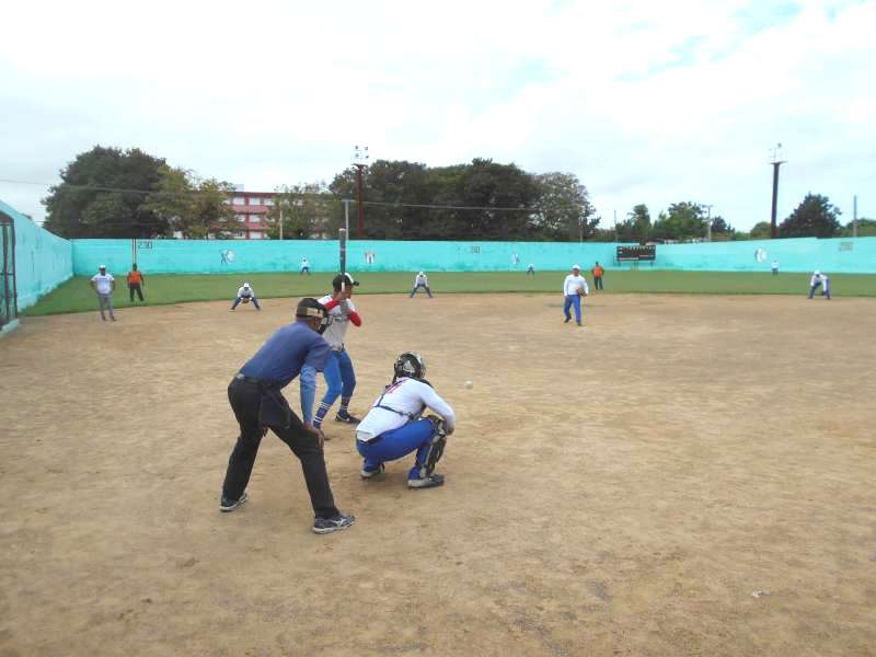 La copa de softbol para trabajadores forma parte de las actividades que se realizan en Manzanillo en saludo al 19 de Noviembre //Foto  cortesía de Alexis Sánchez Jerez 