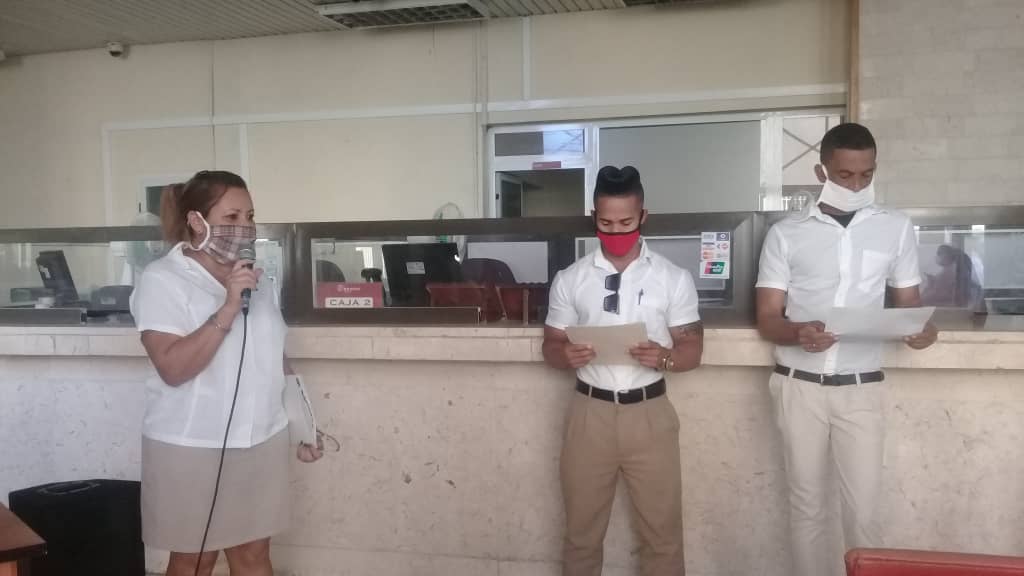 Los trabajadores de La surcursal 7611 de BANDEC Manzanillo celebraron el aniversario de 23 de su creación //Foto cortesía de Adriana Gómez Cedeño
