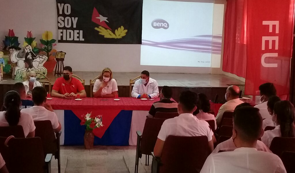 José Ángel Fernández Castañeda, presidente de la FEU en Cuba, intercambió con los universitarios manzanilleros //Foto Eliexer Pelaez Pacheco