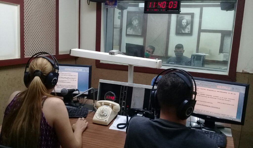 De lunes a sábado a las 11 y 40 minutos de la mañana sale al aire por Radio Granma el noticiero Granma en la noticia //Foto Eliexer Pelaez Pacheco