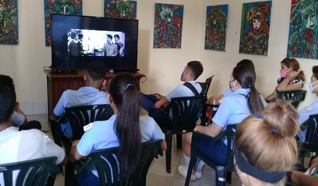 En la Oficina Municipal de Monumentos y Sitios Históricos de Manzanillo se recordó el fusilamiento de los ocho estudiantes de medicina con una actividad que concluyó con la proyección de la película Inocencia //Foto Eliexer Pelaez Pacheco