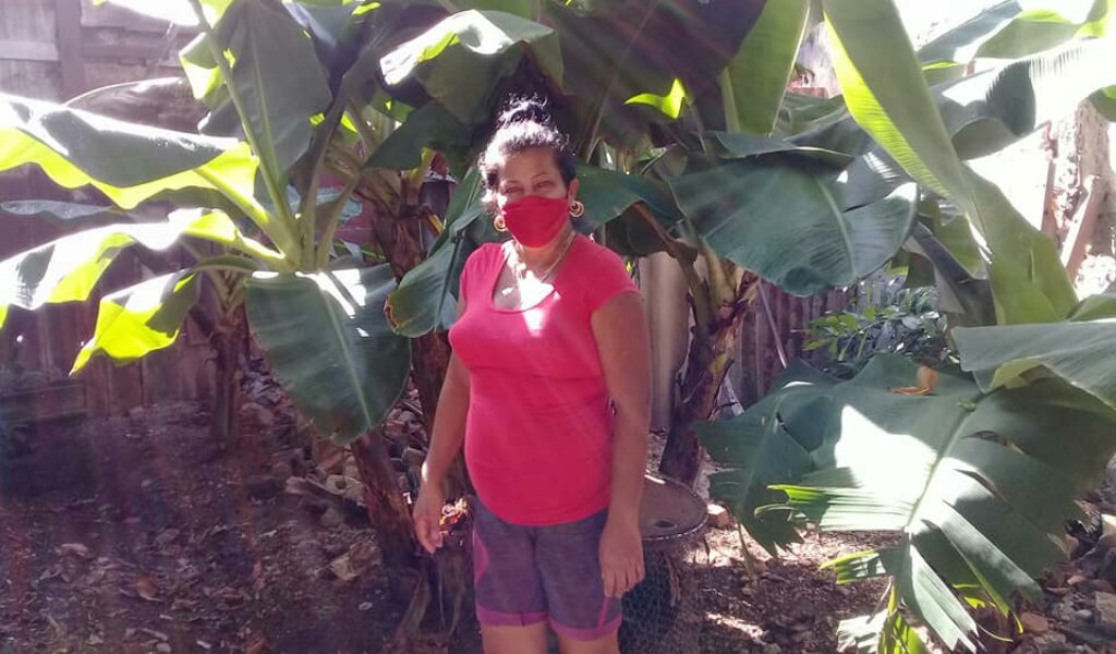 Magalys García es una de las manzanilleras que se unió a la producción de alimentos //Foto cortesía de Rafael González Castro
