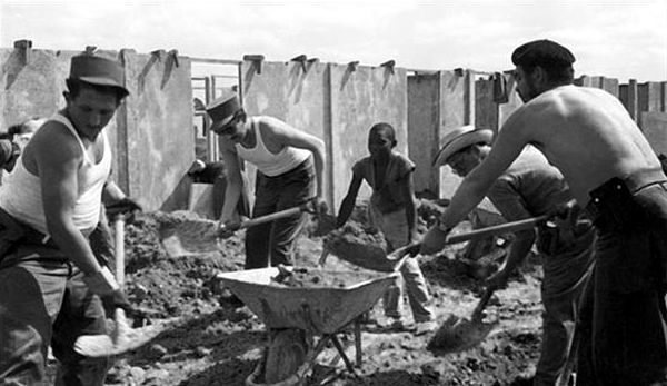 El Che Guevara en el primer trabajo voluntario // Foto Archivo