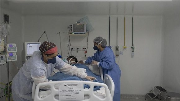 Un grupo de pacientes infectados con el nuevo coronavirus (COVID-19) permanecen conectados a respiradores artificiales en la unidad de cuidados intensivos en un hospital de Río de Janeiro, Brasil// Foto Agencia Anadolu