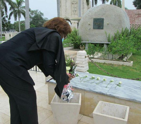 Rinde tributo a Fidel la Embajadora de Angola en Cuba.// Foto Carlos Johann González / Granma
