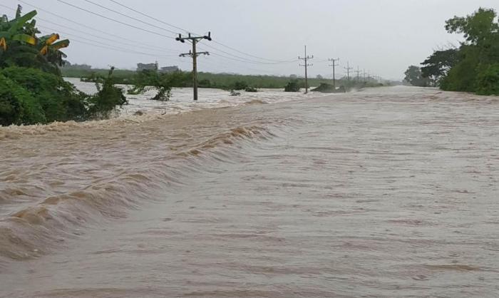 En Trinidad, el impresionante desbordamiento de los ríos Caracusey y Agabama cortó, desde horas tempranas, la circulación por el Circuito Sur. // Foto Yoán Pérez