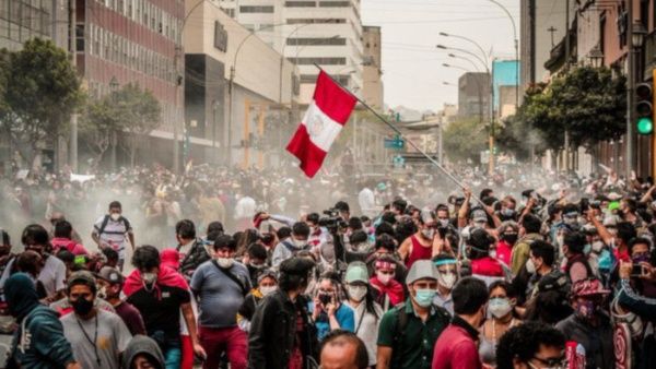 Por quinto día consecutivo se registraron protestas en varias ciudades como Lima, la capital, que fueron reprimidas con violencia por parte de la policía peruana. // Foto Twiiter @ari_vol_6
