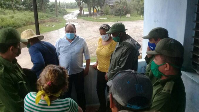 Consejo de Defensa de Manzanillo evalúa situación en Caño Adentro // Foto Roberto Mesa Matos/ Facebook