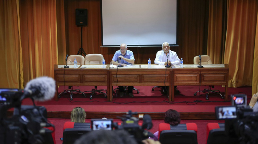 Fernando Rojas (C izq.), viceministro del Ministerio de Cultura de Cuba, ofrece declaraciones a la prensa, en la sede nacional del Mincult, en La Habana, el 4 de diciembre de 2020. ACN FOTO/Ariel LEY ROYERO/sdl