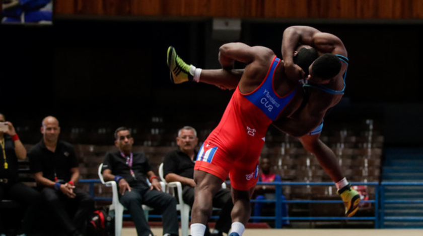 Yunieski Torreblanca (trusa roja) combate en 86 kg de la lucha libre frente a Lázaro Hernández durante la Gala de Luchas Pedro Val in Memóriam, celebrada en el Coliseo de la Ciudad Deportiva el 7 de Diciembre de 2019 en La Habana, Cuba. FOTO: Calixto N. Llanes/Periódico JIT (Cuba)
