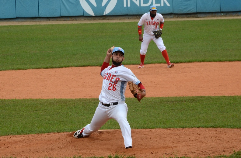 Yander Guevara, abridor por los Tigres avileños frente a los Leñadores de Las Tunas en juego desarrollado en el estadio José Ramón Cepero, como parte de la 60 Serie Nacional de Béisbol, en  Ciego de Ávila, Cuba, el 5 de diciembre de 2020. ACN FOTO/Osvaldo GUTIÉRREZ GÓMEZ/sdl