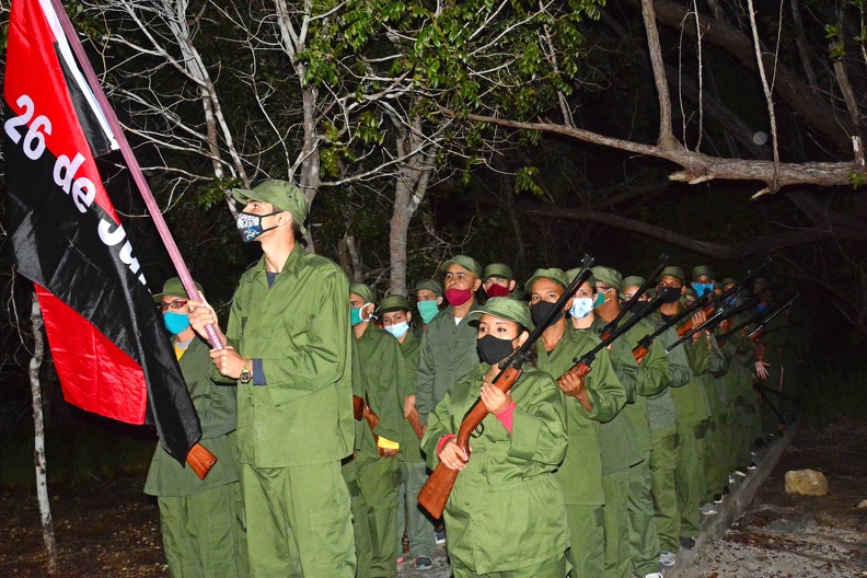 Jóvenes conmemoran el desembarco de los expedicionarios del yate Granma, en el aniversario 64 del hecho histórico, desde playa Las Coloradas en el municipio de Niquero, provincia de Granma, Cuba, el 2 de diciembre de 2020. ACN FOTO/ Armando Ernesto CONTRERAS TAMAYO/ rrcc