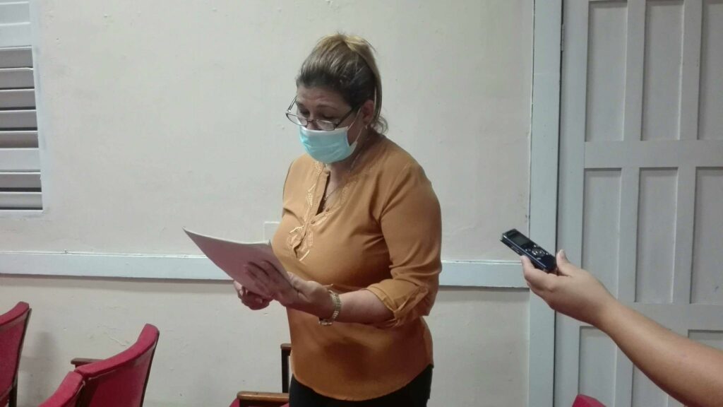 La Graciela Román Santiesteban, directora del Centro municipal de Higiene y Epidemiología informa la situación epidemiológica en el municipio // Foto Marlene Herrera