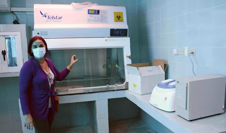Maricel Hernández Torres, jefa de inversiones y mantenimiento de la Direccción Provincial de Salud, durante la instalación de los equipos del nuevo laboratorio de biología molecular de Camagüey, Cuba, el 12 de diciembre de 2020. ACN FOTO/ Rodolfo BLANCO CUÉ/ rrcc